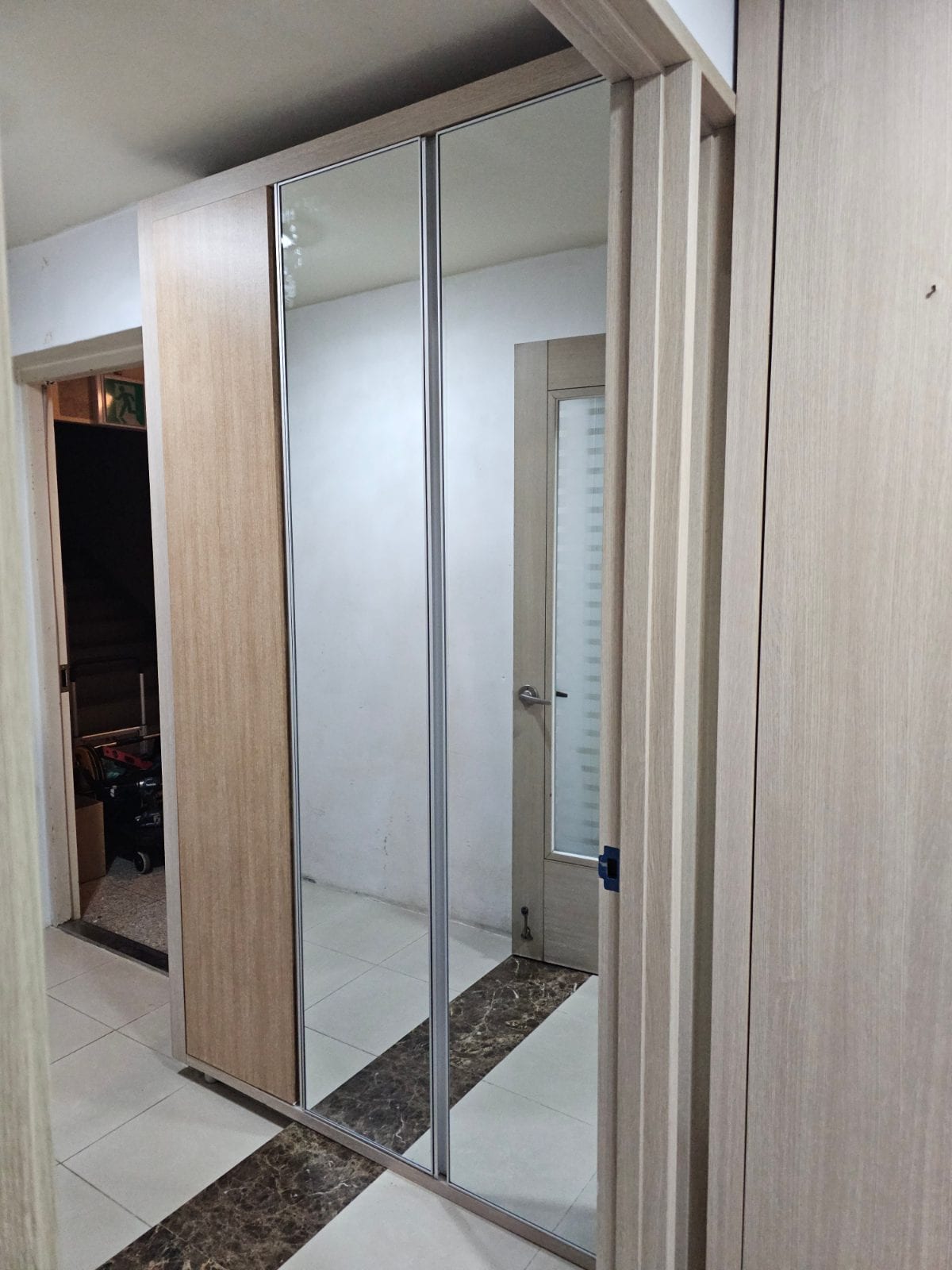 화성 남양읍 신발장리폼 문짝 2칸 거울로 교체하고 테두리까지 필름으로 마감한 시공사례